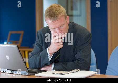 L'université de Swansea le professeur Chris Williams la lecture du journal de la fin réelle de l'acteur gallois Richard Burton. Banque D'Images