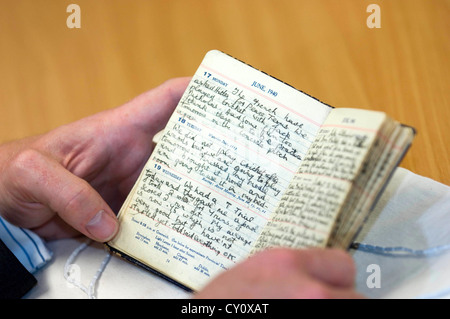 L'université de Swansea le professeur Chris Williams la lecture du journal de la fin réelle de l'acteur gallois Richard Burton. Banque D'Images