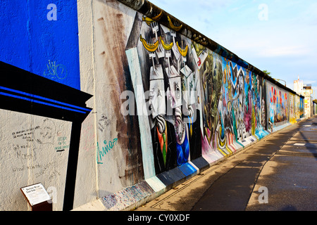 Mur de Berlin Berlin Allemagne coloré décoré Mur de Berlin le long de la rivière Spree côté est Banque D'Images