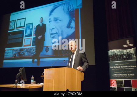 Le vice-chancelier de l'université de Swansea Richard B. Davies parlant de la Richard Burton Diaries livre. Banque D'Images