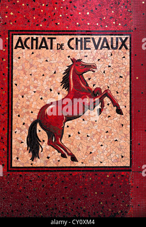 Mosaïque dans l'ancienne rue du Roi de Sicile, Marais, Paris Région vente de publicité de cheval à l'ancienne boucherie, France Banque D'Images