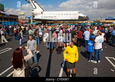 La navette spatiale Endeavour, dans un stationnement pour consultation publique le 12 octobre 2012 avant d'être déplacé vers sa destination finale. Parking dans le Westchester, Los Angeles County, Californie Banque D'Images