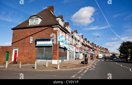 Deansbrook Road high street, Mill Hill, Londres, Angleterre, Royaume-Uni. Banque D'Images