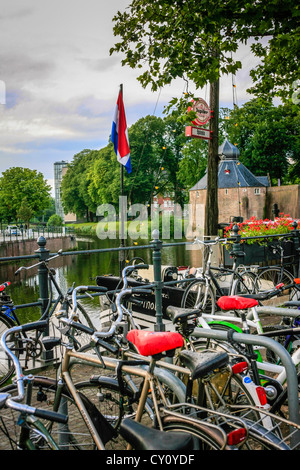 Bicyles traditionnel néerlandais alignés dans le canal d'oreille Breda Hollad Banque D'Images