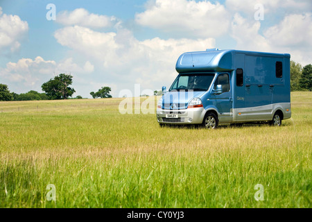 Oakley horsebox avec châssis Renault garé dans emplacement pittoresque Banque D'Images