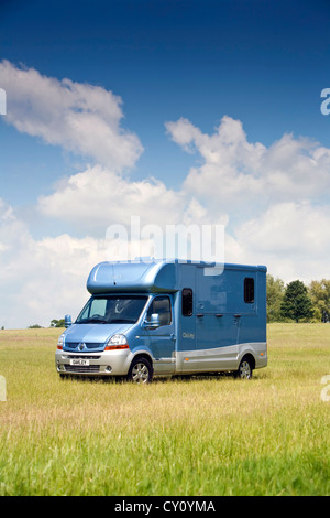 Oakley horsebox avec châssis Renault garé dans emplacement pittoresque Banque D'Images