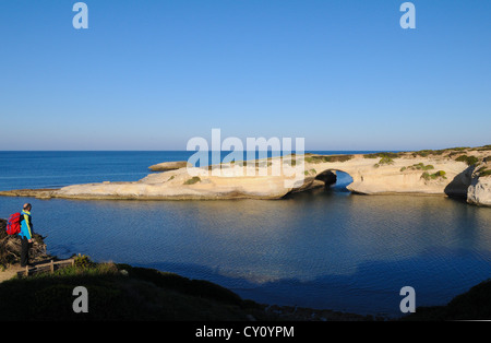 Europe Italie Sardaigne Province de Oristano Sainte Catherine de Pittinuri S'Archittu Randonneurs Banque D'Images