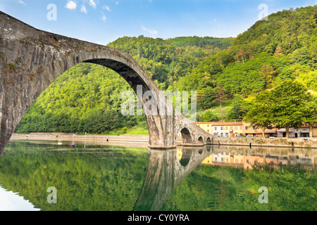 Pont de la Maddalena à Bagni di Lucca, Toscane, Italie. Aussi connu sous le Pont du Diable Banque D'Images