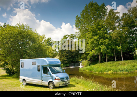 Oakley horsebox avec châssis Renault garé dans emplacement pittoresque Banque D'Images