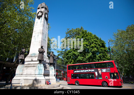 L'Angleterre. Londres. Double-decker bus passant le London & North Western Railway War Memorial à l'extérieur de la gare de Euston. Banque D'Images