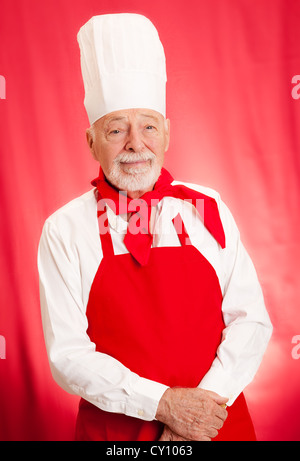 Portrait of handsome chef pris sur un fond rouge. Banque D'Images