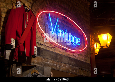 Neon 'vintage' affiche à l'extérieur, wc séparés à Camden Stables Market Camden au nord de Londres Angleterre Royaume-uni Banque D'Images