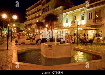 Le Portugal, l'Algarve, Lagos place centrale, la Rua de Portugal, Porta la nuit Banque D'Images