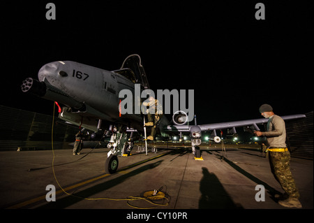 Le capitaine de l'US air force. Kevin Belcher, 354e escadron expéditionnaire, descend d'un a-10 Thunderbolt II après avoir effectué une sortie de combat tandis que le sergent chris loder, 455 e Escadron de maintenance des aéronefs expéditionnaire, chef d'équipe dédiée, avis des ordres techniques le oct. 16, 2012, air de Bagram, en Afghanistan. bagramâ€ s un-10s'envolent quotidiennement pour fournir constamment un appui aérien rapproché à l'OTAN et les forces terrestres afghanes en Afghanistan. d'exploitation ville belcher est southington, conn., et loder hometown est clarksville, Tennessee. Banque D'Images