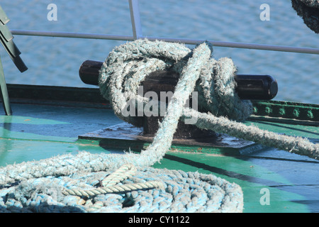Enroulé autour de la corde bleu clair sur pont de bateau Banque D'Images