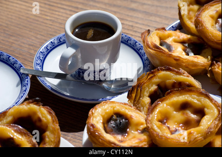 Pasteis de nata ou Pasteis de Belem, tartes à la crème, sur une table de café en plein air avec des cafés bica, Belém, Lisbonne, Portugal Banque D'Images