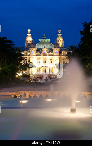 Casino de Monte Carlo avec fontaine en premier plan au crépuscule, Principauté de Monaco Côte d'Azur Banque D'Images