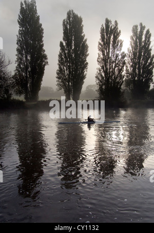 Dimanche matin brumeux - pratique de l'aviron au large de St Helen's Wharf, Abingdon on Thames Banque D'Images