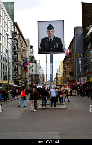 L'emplacement de l'ancien poste-frontière Checkpoint Charlie et le mur de Berlin Berlin, Allemagne Banque D'Images