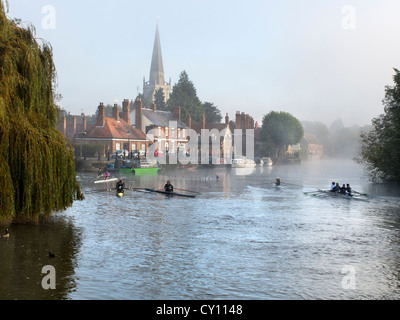 Dimanche matin brumeux - pratique de l'aviron au large de St Helen's Wharf, Abingdon on Thames 13 Banque D'Images