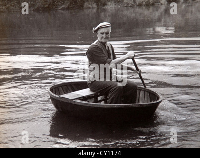 Coracle Ironbridge bouilloire Harry Rogers sur la rivière Severn à Liverpool en 1954 Banque D'Images