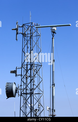 Un groupe d'antennes radio et de point à point et des communications sur divers autres systèmes radar de tours de communication. Banque D'Images