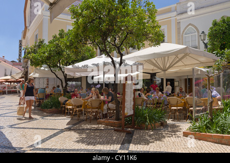 Le Portugal, l'Algarve, Lagos Scène de rue, un café de la vieille ville Banque D'Images