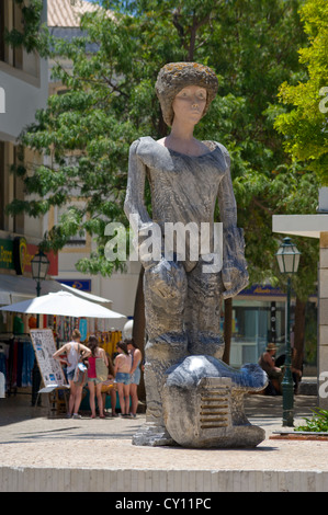 Le Portugal, l'Algarve, la sculpture moderne représentant Dom Sebastião dans le centre de Lagos Banque D'Images