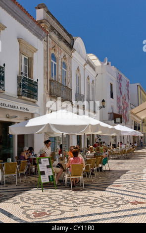 Le Portugal, l'Algarve, café de la rue dans la ville de Faro avec pavés décoratifs Banque D'Images