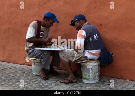 2 hommes jouant des brouillons, Plaza San Diego, Barrio San Diego, vieille ville fortifiée, Ciudad Amurallada, Cartagena de Indias, Colombie Banque D'Images