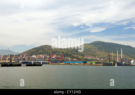 D'autres grues portuaires et l'industrie dans port de Bilbao, Espagne Banque D'Images