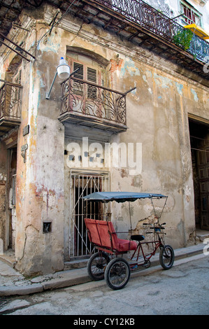 Tricycle (Bicitaxi) est le moyen de transport le plus populaire dans la vieille ville de La Havane. Il est utilisé pour transporter des personnes et des choses Banque D'Images