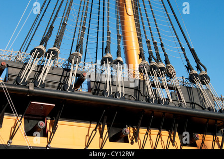 Les ports d'armes à feu et les gréements à HMS Victory Banque D'Images