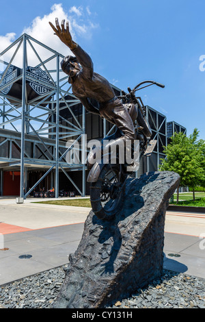 Jeff Decker's 'Hill Climber' sculpture en face de la Harley Davidson, Milwaukee, Wisconsin, États-Unis Banque D'Images