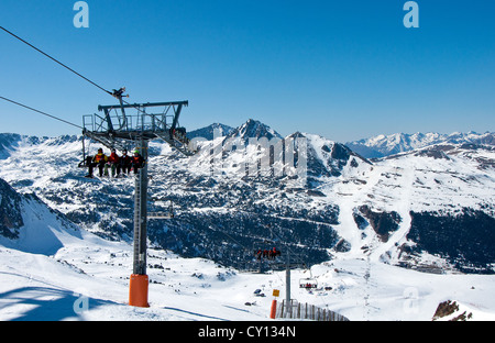 Sur une station de ski de montage en Andorre. Télésiège à jusqu'aux pistes de Grandvalira Banque D'Images
