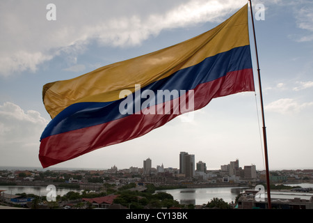 Drapeau colombien de Castillo San Felipe de Barajas, forteresse, site classé au patrimoine de l'UNESCO, Carthagène de Indias, Colombie surplombant Cartagena de Indias Banque D'Images