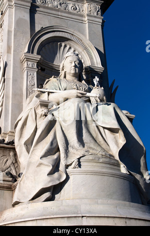 L'Édifice commémoratif Victoria devant le palais de Buckingham, le Mall, Londres, Angleterre, Royaume-Uni. Banque D'Images