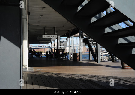 Voir l'ombre du soleil, à Manhattan, pont en bois, escaliers métalliques, quai, fin Pier 17, South Street Seaport, New York Banque D'Images