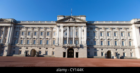 Buckingham Palace la résidence londonienne officielle de la monarchie britannique, le Mall, Londres, Angleterre, Royaume-Uni. Banque D'Images