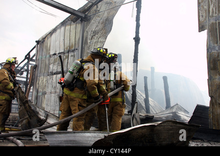 Lannon pompiers de lieux d'un incendie d'un bâtiment industriel au Wisconsin Banque D'Images