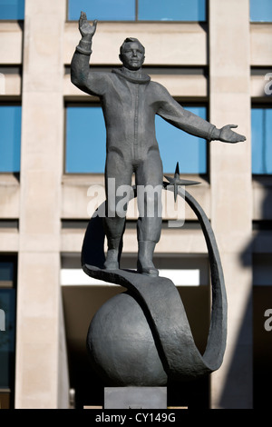 Monument à Youri Alekseïevitch Gagarin, première personne dans l'espace, le Mall, Londres, UK Banque D'Images