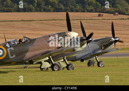 Supermarine Spitfire avion trio en couleurs RAF prêt au décollage, meeting aérien de Duxford, UK. De G à D : Spitfire Mk. Vb, SpitfireT9C, Spitfire LF16E. Banque D'Images