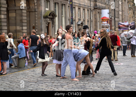 Groupe d'acteurs montrent la publicité dans la rue lors du Festival Fringe d'Édimbourg, du Royal Mile, Édimbourg, Écosse. Banque D'Images