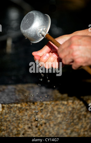 Fontaine de purification au temple japonais Banque D'Images