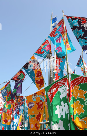 Joliment décorées de drapeaux nautiques mâts sur le bateau de pêche Banque D'Images