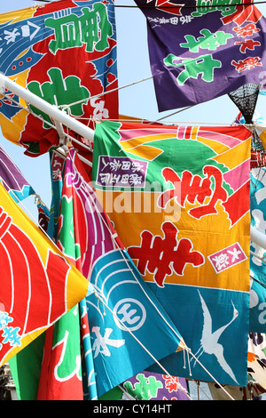 Joliment décorées de drapeaux nautiques mâts sur le bateau de pêche Banque D'Images