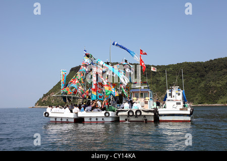 Bateau de pêche, joliment décorées de drapeaux nautiques Banque D'Images