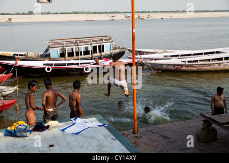 Les jeunes hommes se jetant dans le Gange à Varanasi, Inde Banque D'Images