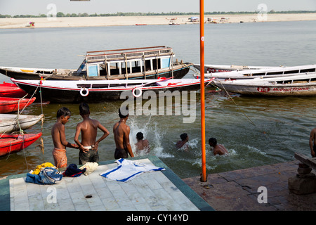 Les jeunes hommes se jetant dans le Gange à Varanasi, Inde Banque D'Images