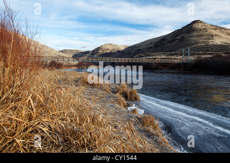 La glace flottant au bord de la rivière Yakima ci-dessous Umtanum Creek Trail suspension bridge, Yakima, Washington, USA Banque D'Images